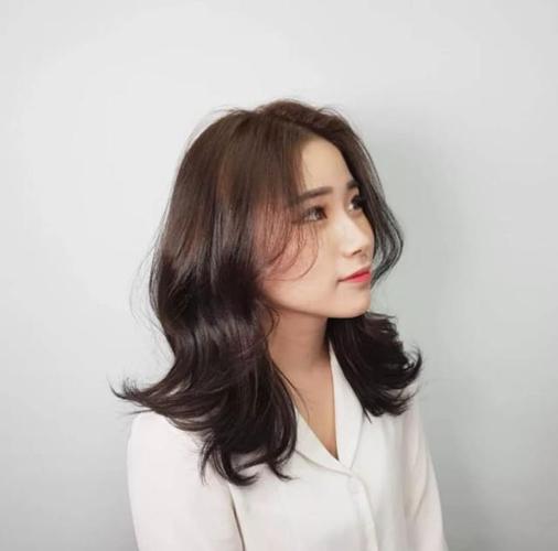 清新优雅的女生气质中发发型也能让你轻松做气质女生哦,特别受女生