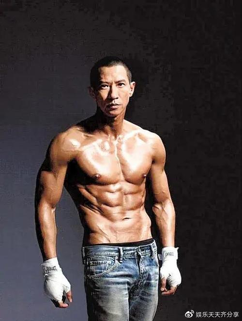 拒绝娘炮七大男星晒肌肉照黄晓明线条明显张家辉彭于晏惊艳