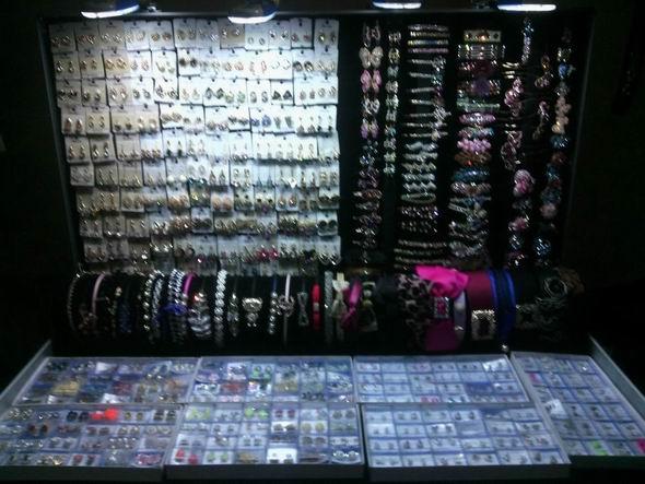 转夜市摆摊用的高档饰品箱及一批饰品现货,电联