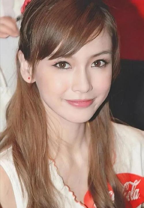 2007年,她开始将工作重心转向大银幕,《夏日乐悠悠》《矮仔多情》