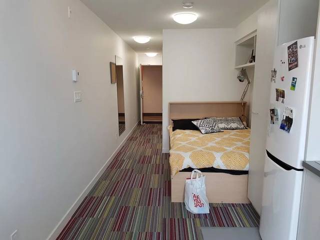 麦吉尔大学的宿舍比较古朴, 但一点都不掉档次, 甚至还有些宾馆的