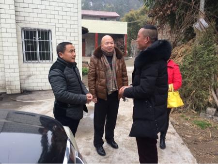 三台县古井镇计生协会慰问计生特殊家庭