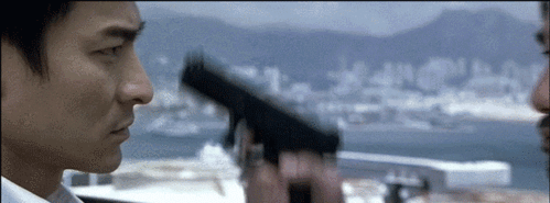 第一,天台对峙下面就来给大家说几个《无间道》的经典瞬间.