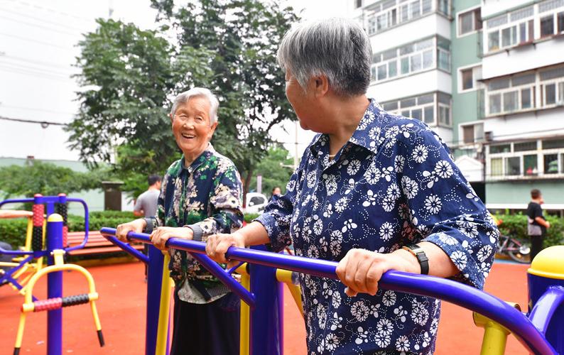 8月21日,河北省邯郸市丛台区某小区内,居民在健身.胡晓华 摄