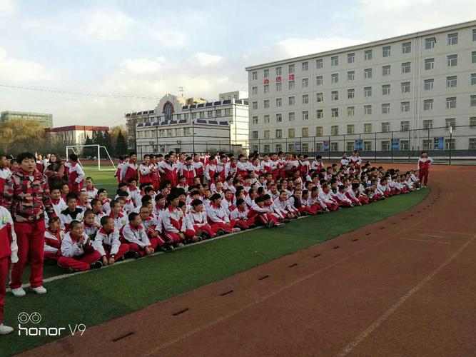 宣化区第一实验中学初中部拔河比赛预赛顺利举行