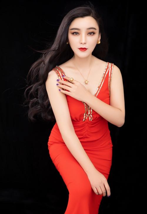 1/ 12 王亚楠出生于河南,是内地女演员. 她毕业于上海戏剧学院.