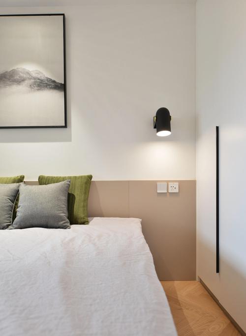 现代简约二居装修卧室一角9/14