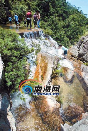 正文       仙剑诤0900米处的原始森林边缘有座天湖度假村