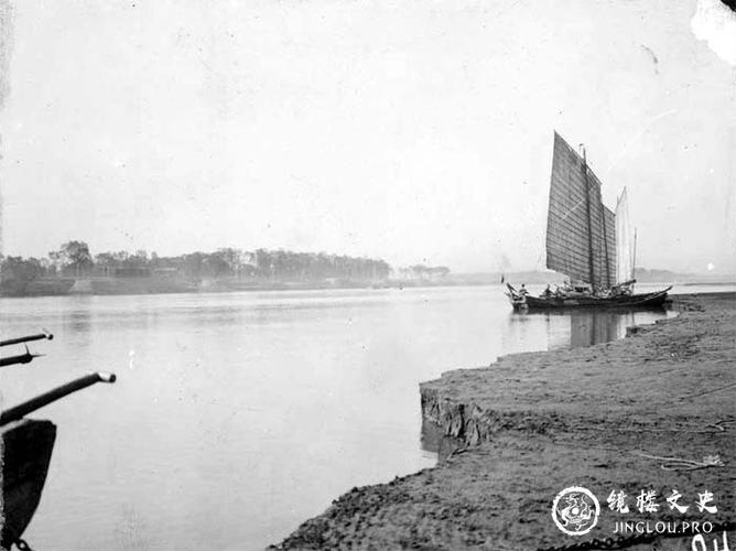 黄河上如今很难见到的小帆船.