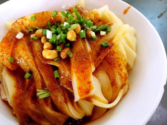 桃李书院,杨柳村等旅游资源,更是有独树一帜的徐大娘鸭溪凉粉,谭友芬