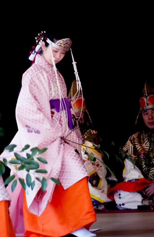 头戴前天冠的巫女,古代神职女官装束.