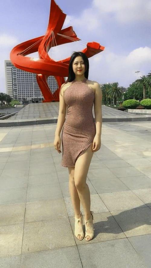 妹子明明才19岁,这啤酒肚也太明显了吧?