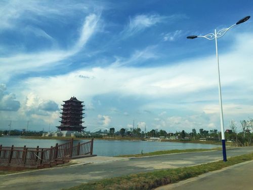 考察组成员绕玉东湖,观赏玉林园博园风景.