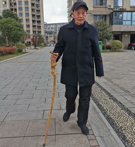 九旬老人数十年送拐杖:"老吾老"以及"人之老"
