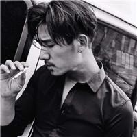 我很痛但我不能哭 男人微伤感黑白帅哥头像