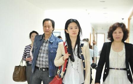 冯女郎杨采钰公开恋情,男友是富商陈金飞!你相信这是真爱么?