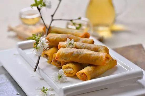 豆沙春卷做法和大白菜肉丝春卷做法一样,喜欢吃甜的朋友可以试试.