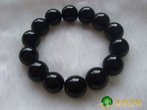 上为一种单一矿物的玉石, 其颜色为墨绿色, 透明度高,属于顶级墨玉