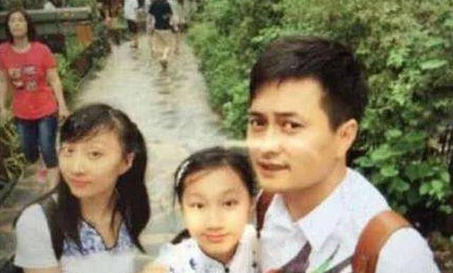 她是云飞前妻,老公星光大道成名后和她离婚,如今独自带女儿生活