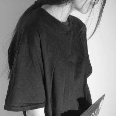 qq头像女生背影黑白图片 沉迷在暧昧中的感情不算爱情