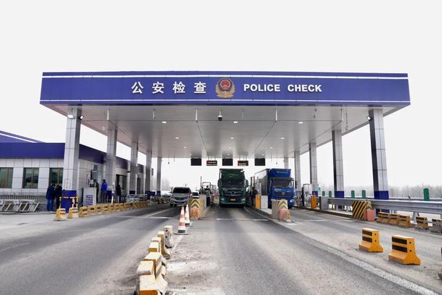 为了防止疫情溢入北京,全市54个公安检查站和109个乡村卡口,坚持"标准