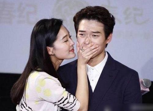 当魏大勋抱起她时,网友:高跟鞋成了摆设