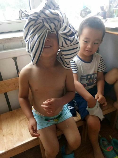 小宇哥哥:你是一个特别好动的小男孩,也特别喜欢笑,老师希望你能够