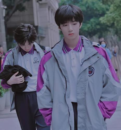 刘耀文宋亚轩穿校服录节目累到上车就睡着同框互动好甜