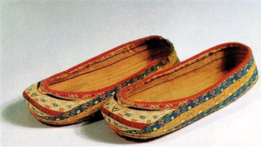 当时给人结袜多为仆役卑贱者所为 纵观秦朝的鞋子,样式还是比较丰富的