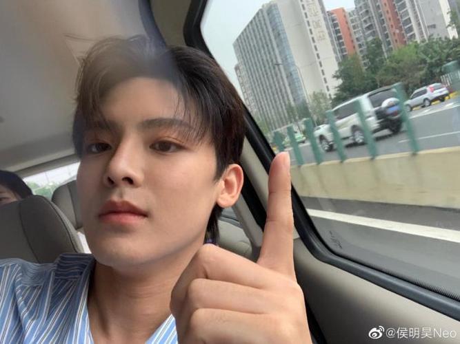 侯明昊女朋友关晓彤与侯明昊私下牵手培养感情