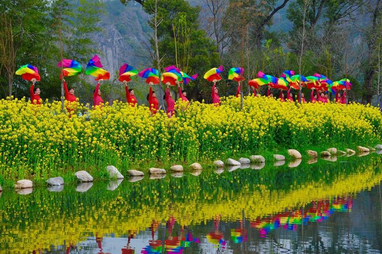 虹虹舞蹈团春天活跃在双庙的花海中.