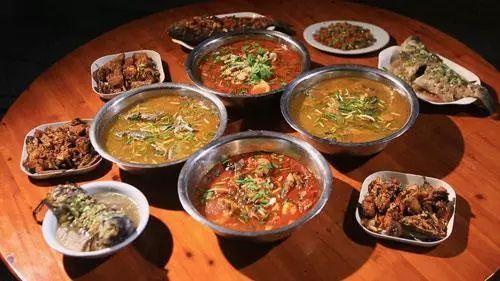 也可到杉木湖中央公园售票处报名美食券购票地点:贵州银行都匀各