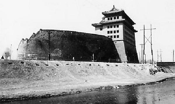 1954,德胜门箭楼东北面.