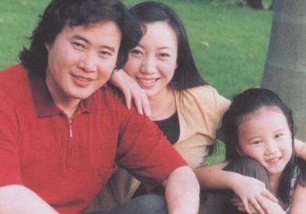 54岁戴玉强与老婆生活照 相伴多年低调幸福 女儿私照甜美惊艳