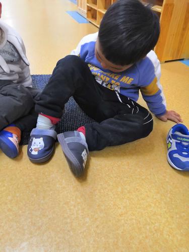 慢慢地小朋友们都养成了换室内鞋的好习惯!