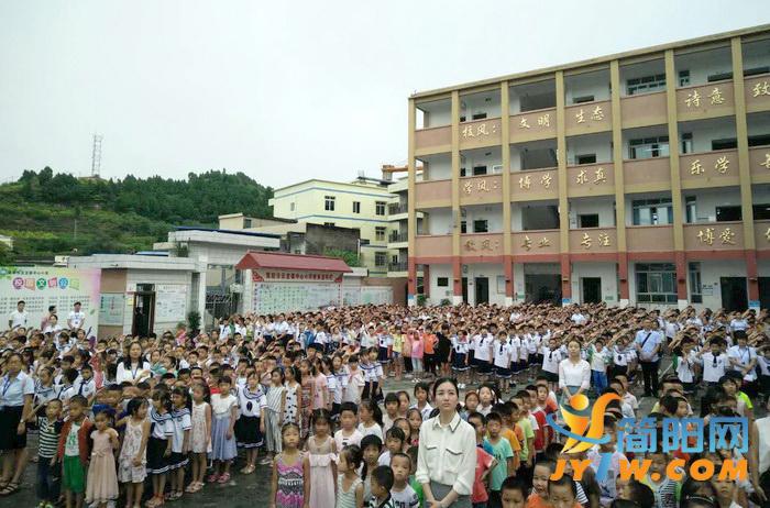 简阳市云龙镇中心小学举行20182019学年度上期开学典礼