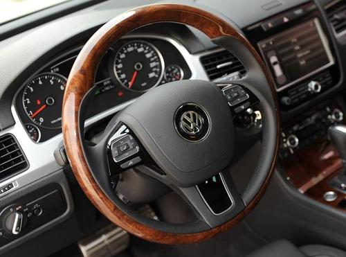 大众汽车方向盘两边是木头的什么车