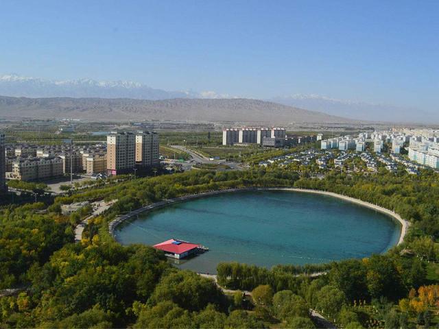 以市区明长城西端终点嘉峪关