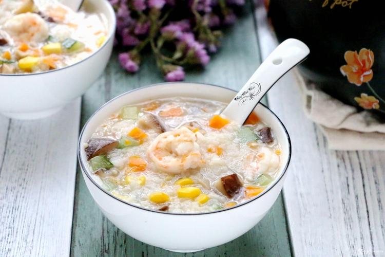 给你的家人来一份养胃又营养的五彩虾仁粥吧