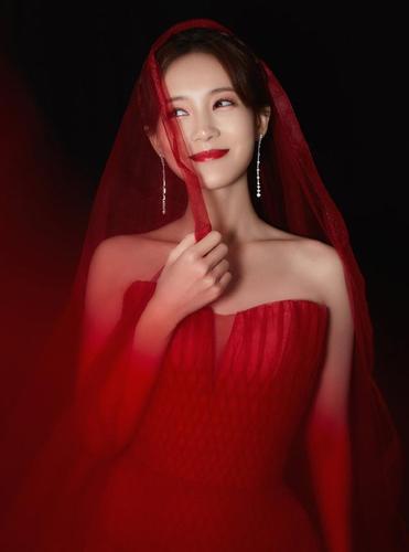 李一桐穿衣终于开窍了,红色网纱长裙美到不敢认,形象太与众不同