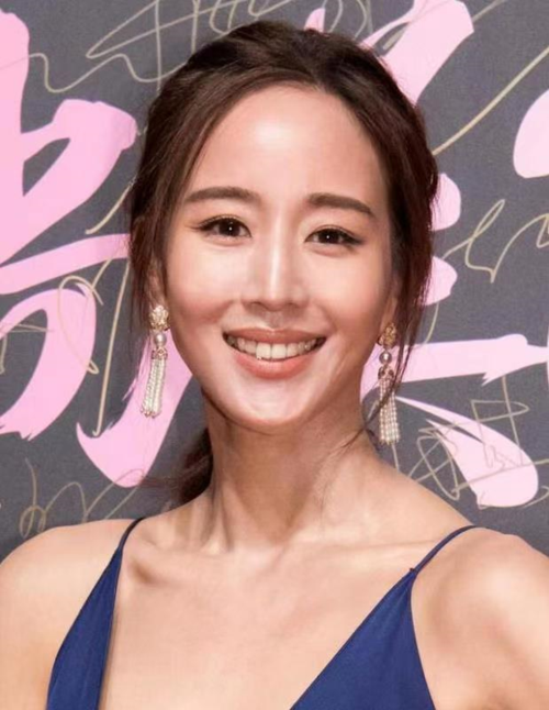 张钧甯真聪明穿吊带开叉裙深v领用裸色布填满就不怕走光了