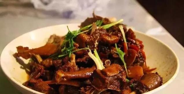 红烧鸭,香煎脆皮豆腐,葱葱鲫鱼,香菇炒芦笋的做法