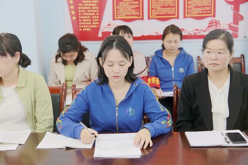 罗静老师带领家委会成员们学习家委会章程,介绍本学期的工作