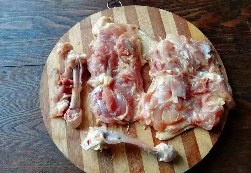 2.将鸡腿骨头剔出来,鸡骨头不用