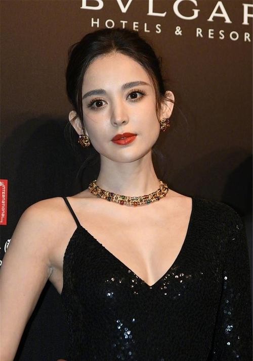 原创古力娜扎美成焦点!穿深v礼裙秀傲人身材,路人视角依旧颜值爆表