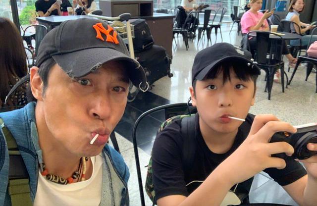 吴镇宇10岁儿子吴费曼晒自拍,略微长胖依旧帅气,姿势搞笑可爱
