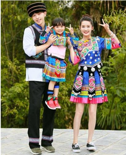 邓伦和李沁发布会拉手恋情最新消息,邓伦自爆喜欢李沁