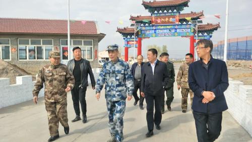 4月12日下午,张家口军分区司令张杰到崞村镇分水口村对驻军援建项目