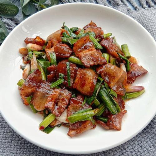 蒜苗回锅肉香而不腻解馋下饭
