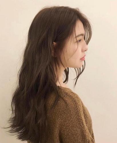 40岁女人少留短发,中长发更显气质,这4种发型洋气又